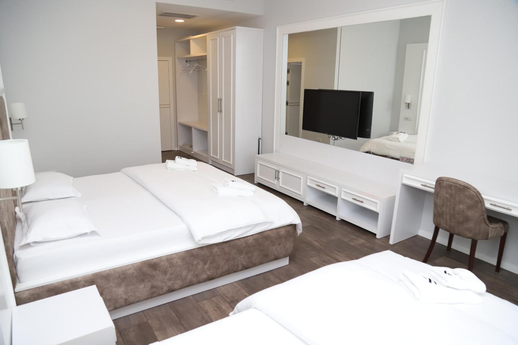 Sky Hotel Prizren Ngoại thất bức ảnh
