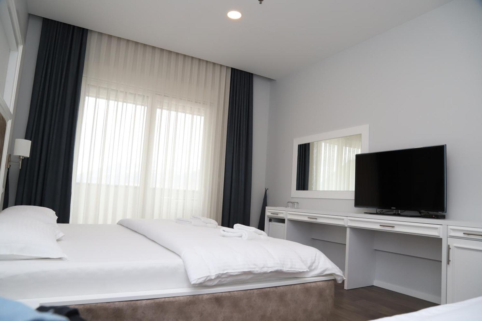 Sky Hotel Prizren Ngoại thất bức ảnh